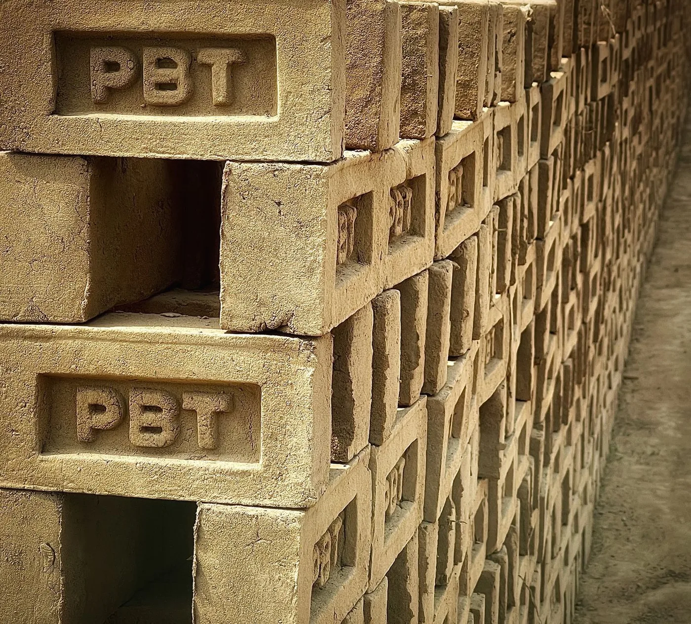 Detail dutinových cihel s otvory PBT