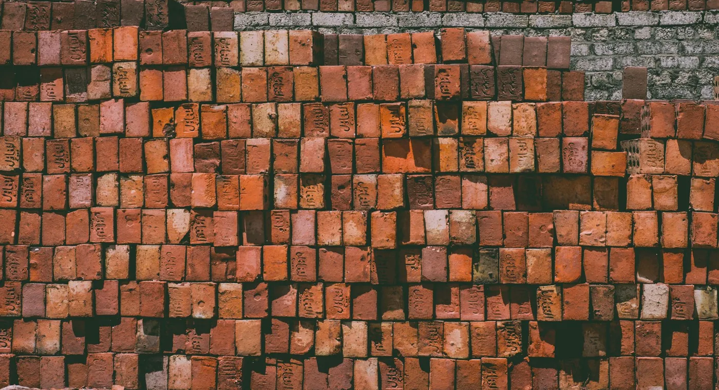 Detail vyzděné stěny z pálených cihel