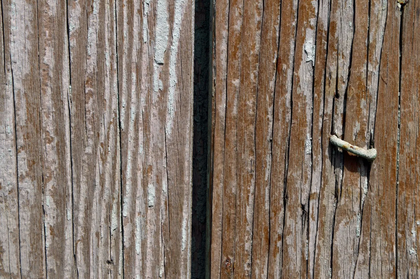 detail zvětralých prken s hřebíkem