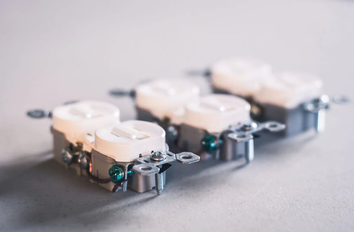 Nové elektrické zásuvky připravené k montáži