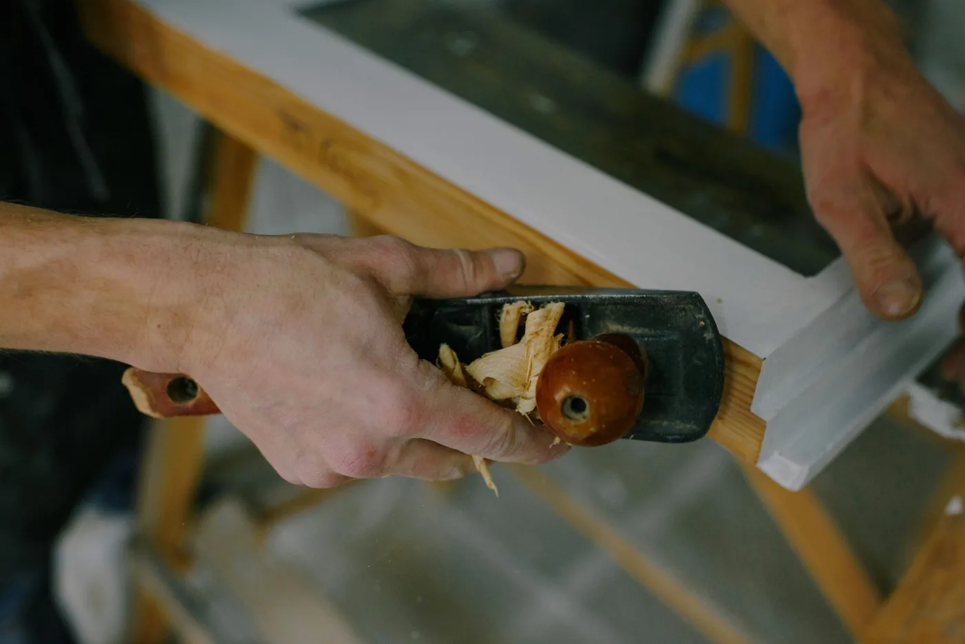 Detail hoblíku při opracování bílého rámu