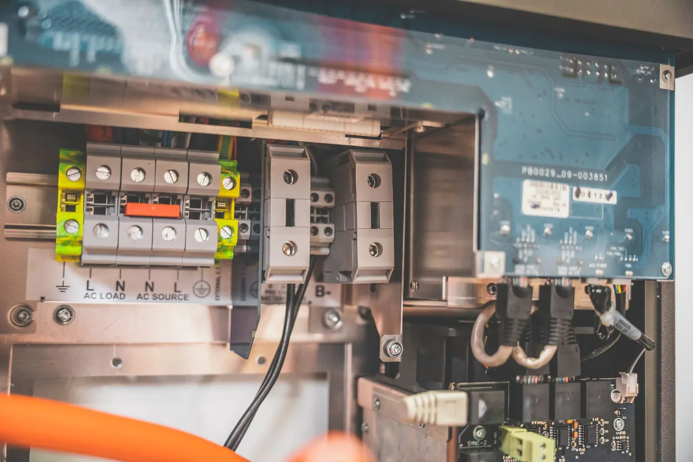 Otevřená svářečka s viditelnou vnitřní elektronikou