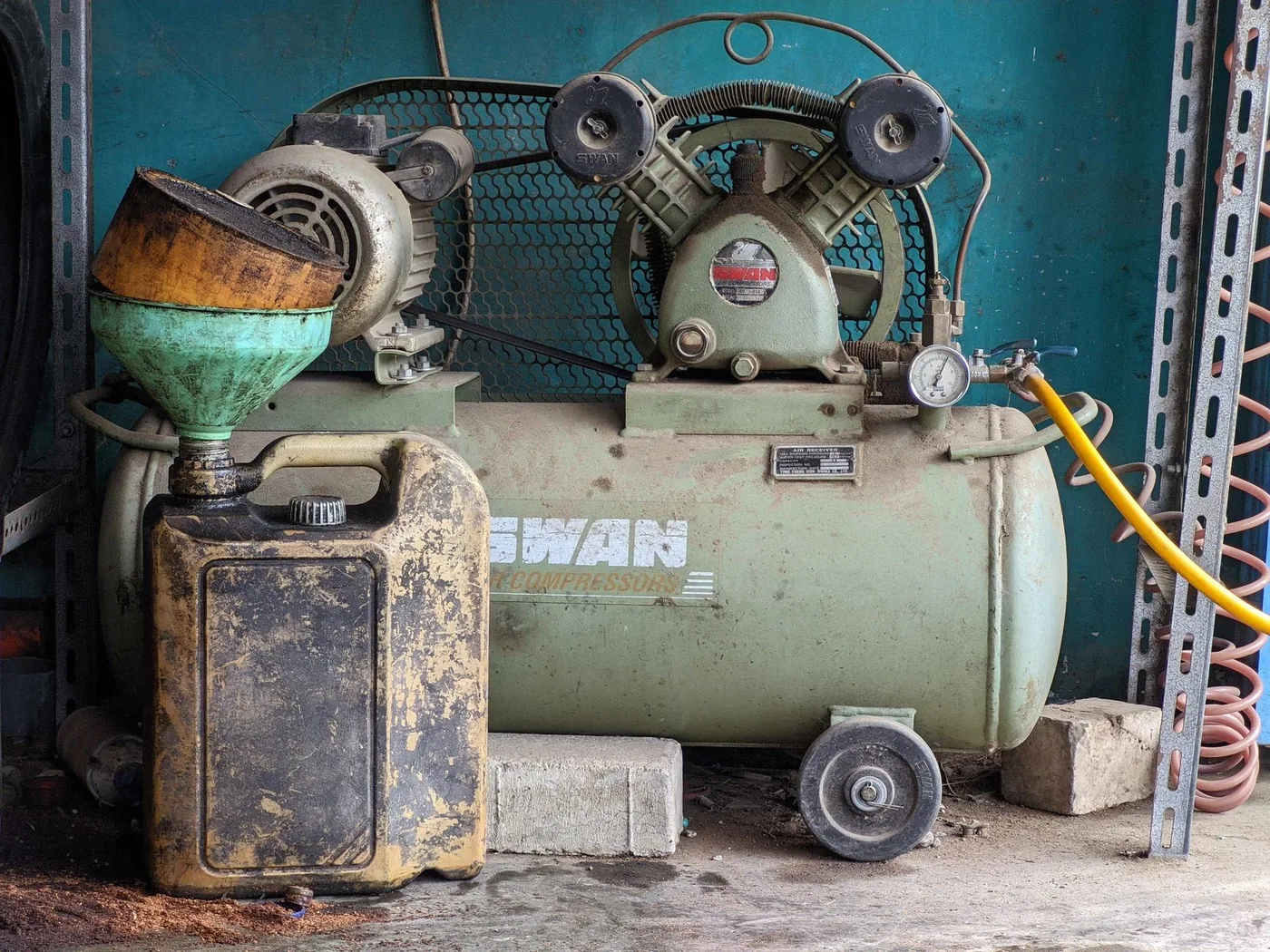muž ofukuje karoserii pistolí na vzduch