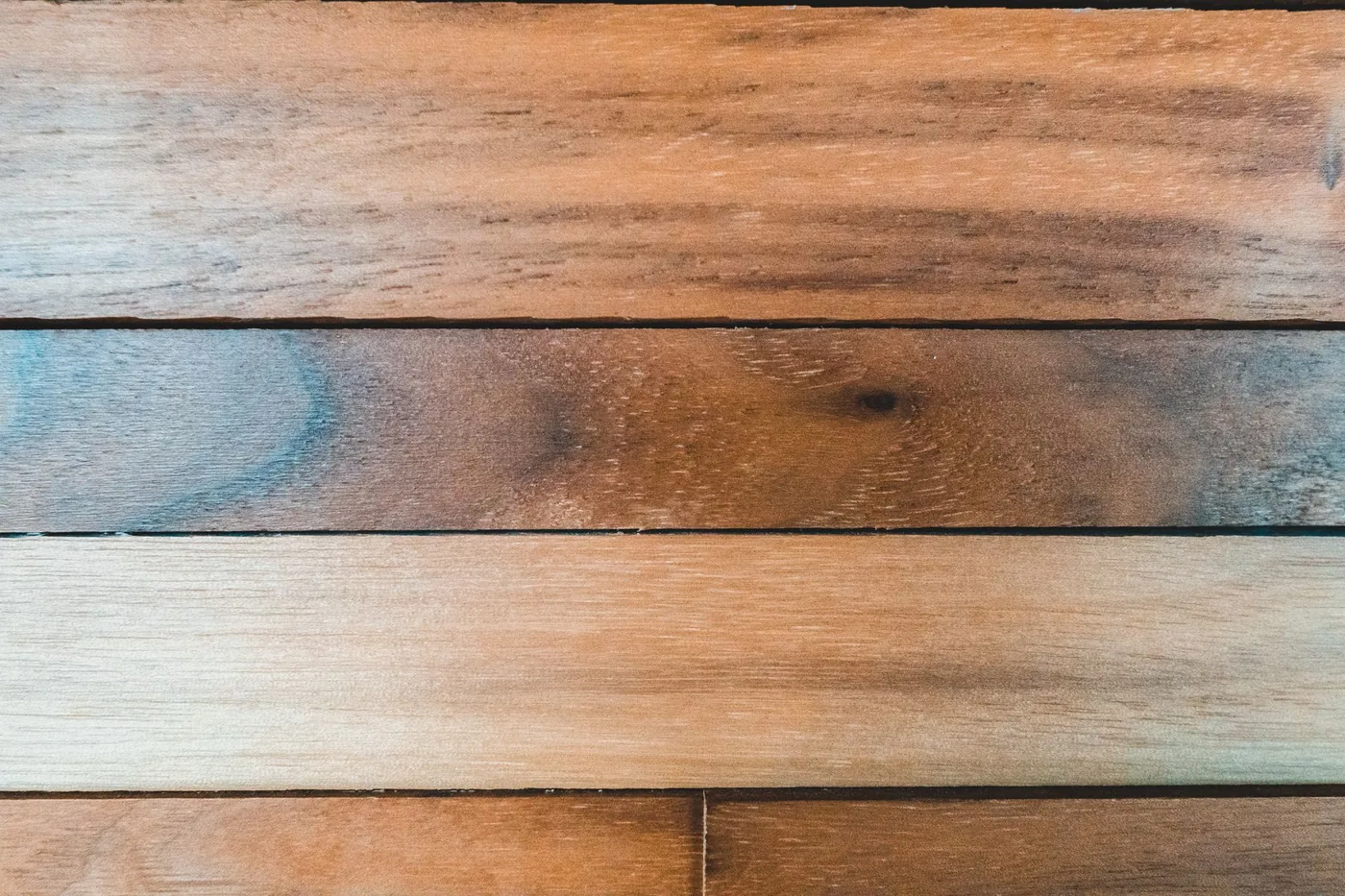 dřevěné latě s odlišnými odstíny a texturou