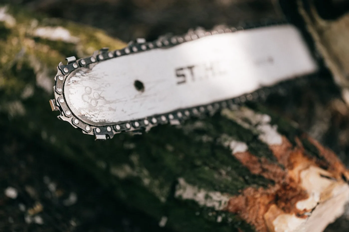 Detail lišty motorové pily značky Stihl