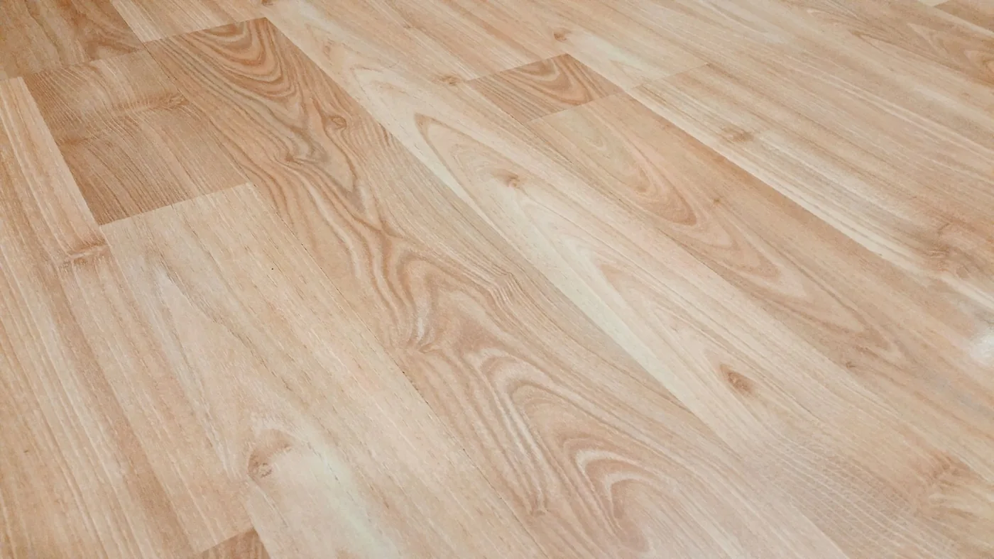 Detail světle hnědé dřevěné podlahy