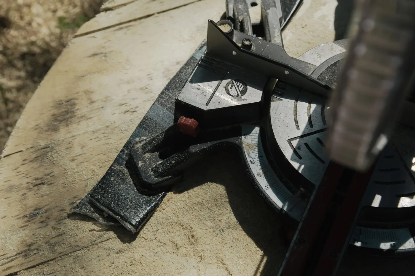 Detail nastavení úhlu na pokosové pile