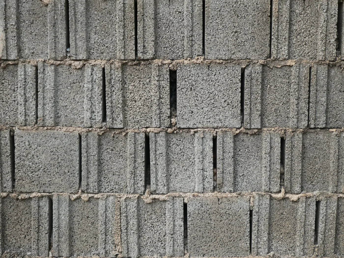 Detail zdi z šedých tvárnic