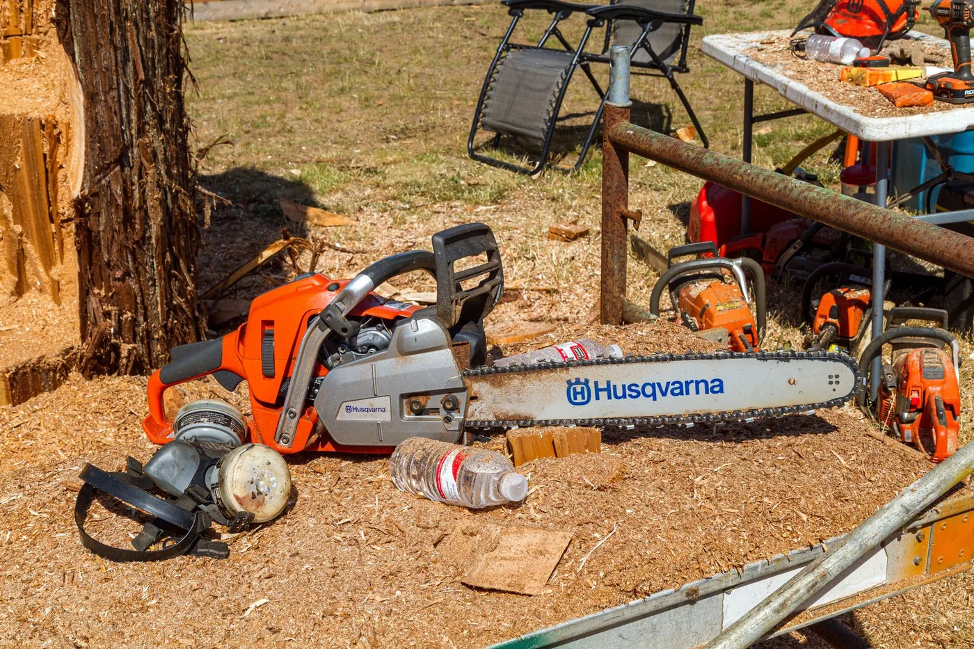 řetězová pila Husqvarna s chrániči sluchu