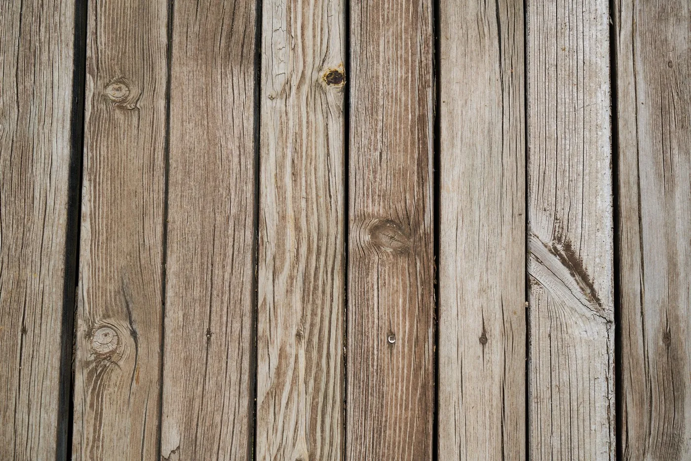 Detail dřevěných prken s výraznou kresbou dřeva