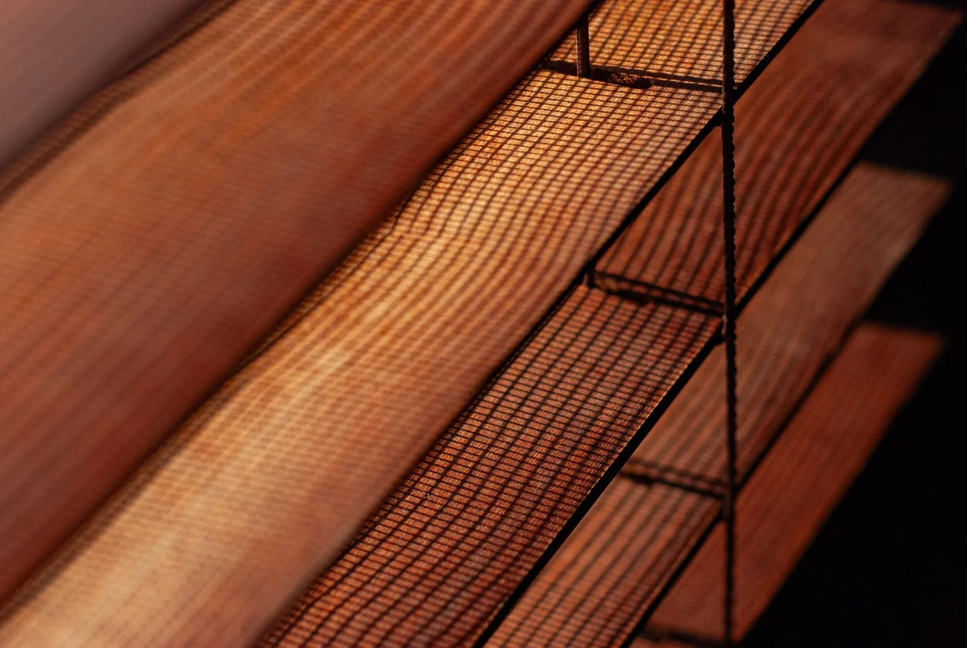 Detail hnědých žaluzií v teplém večerním světle